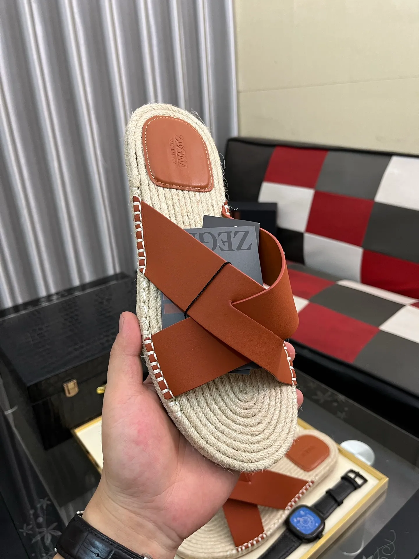 Men's shoes 💰320⌚️⌚️《HERMES》Hermès 💁♂️Men's casual slippers, compare the quality at the counter🧚🏿♂️ The upper layer has a stone pattern with clear texture, showing high-end, high-end, comfortable to wear and versatile. Purely hand-pulled, raw rubber breathable outsole, breathable and comfortable lambskin lining, 100% comfortable density, original rubber outsole wear-resistant code number 38-44. Can be customized 45-46-47